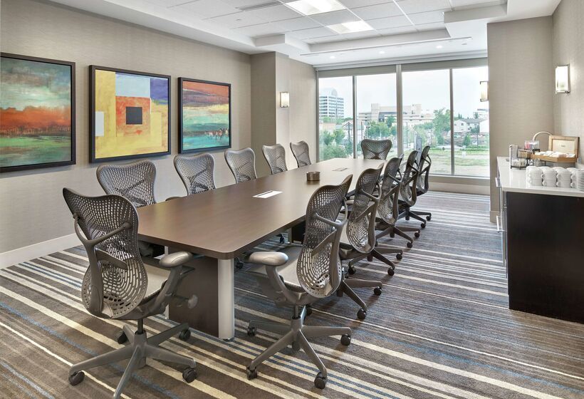 בית מלון כפרי Doubletree By Hilton Edmonton Downtown