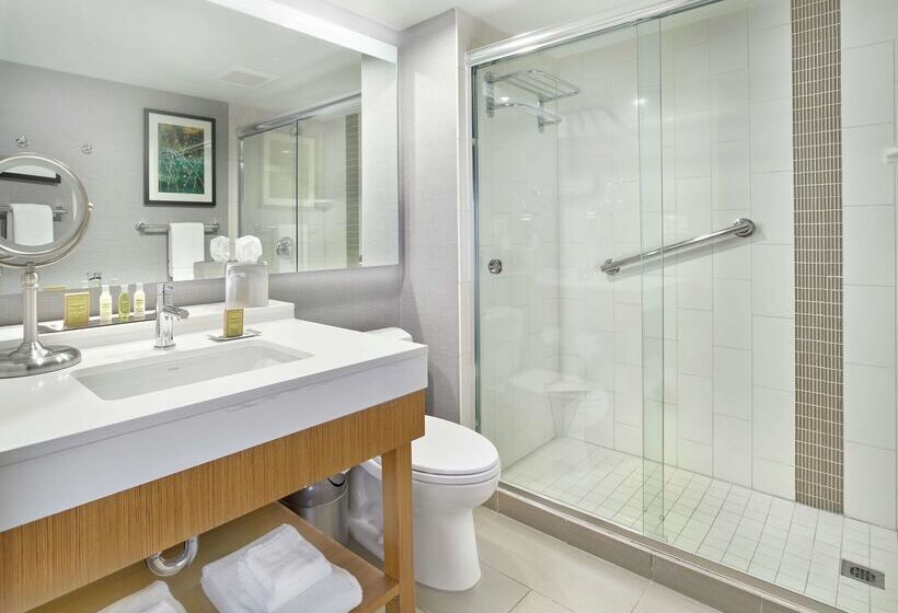 בית מלון כפרי Doubletree By Hilton Edmonton Downtown