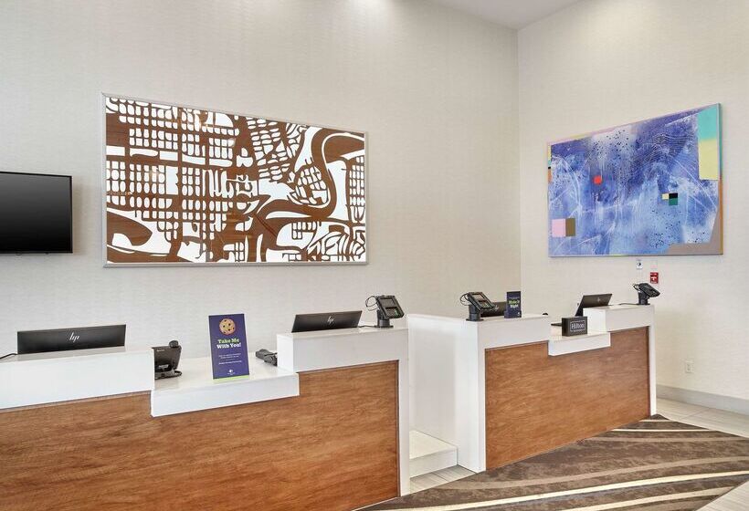 בית מלון כפרי Doubletree By Hilton Edmonton Downtown