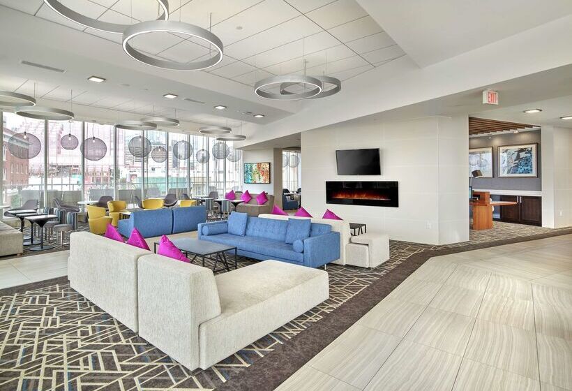 בית מלון כפרי Doubletree By Hilton Edmonton Downtown