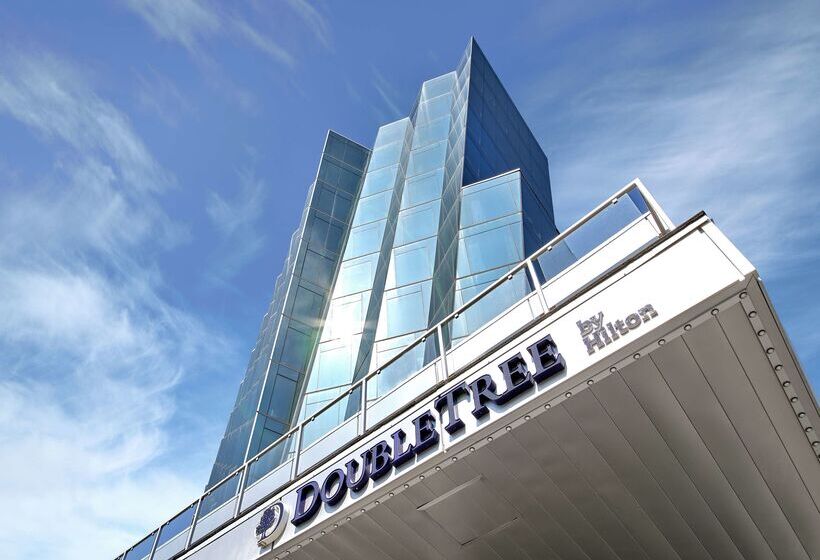 בית מלון כפרי Doubletree By Hilton Edmonton Downtown