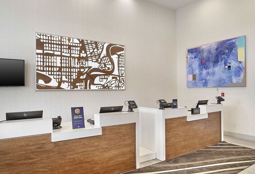 בית מלון כפרי Doubletree By Hilton Edmonton Downtown