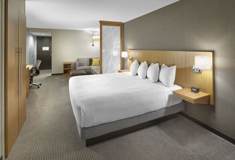 בית מלון כפרי Doubletree By Hilton Edmonton Downtown