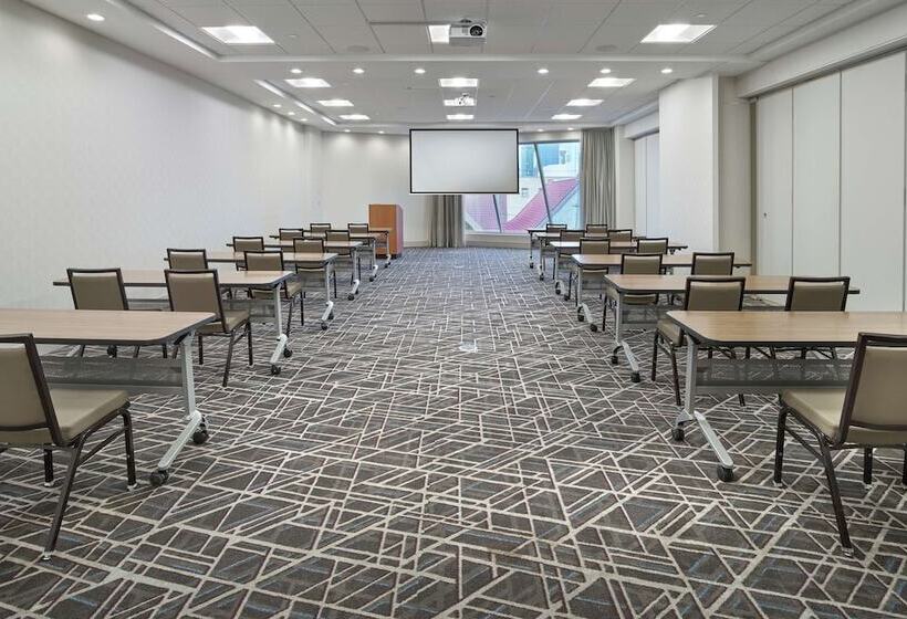 בית מלון כפרי Doubletree By Hilton Edmonton Downtown