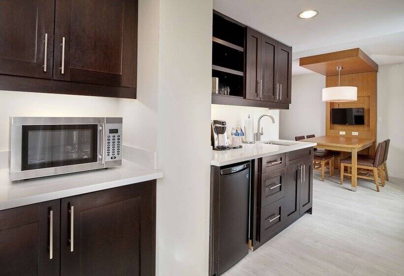 בית מלון כפרי Doubletree By Hilton Edmonton Downtown