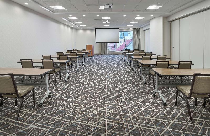בית מלון כפרי Doubletree By Hilton Edmonton Downtown