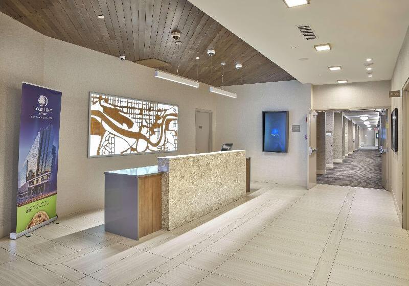בית מלון כפרי Doubletree By Hilton Edmonton Downtown