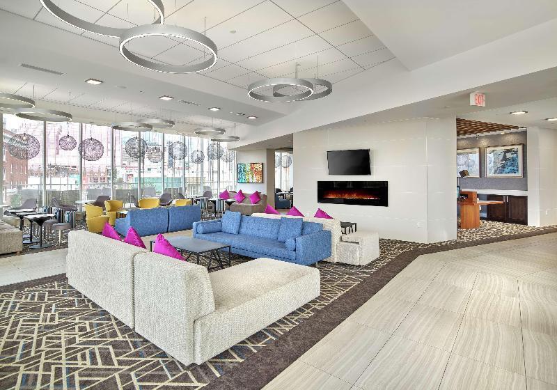 בית מלון כפרי Doubletree By Hilton Edmonton Downtown