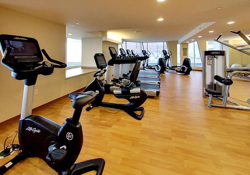 בית מלון כפרי Doubletree By Hilton Edmonton Downtown