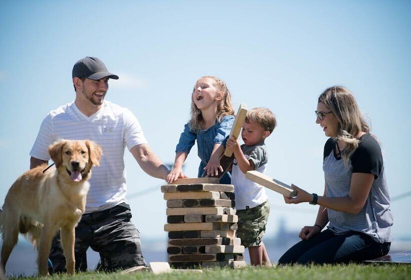 هتل Pier B Resort