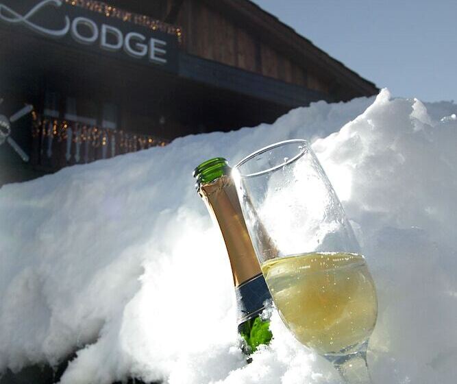 هتل Snow Lodge  Courchevel 1850