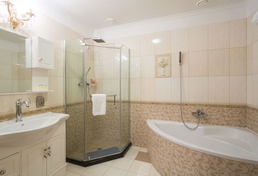 Отель Zámek Lužec Spa & Wellness Resort