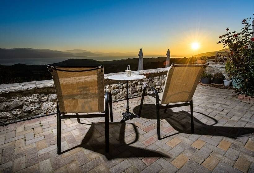 ベッドアンドブレックファースト Gerofotis Traditional Guesthouse Est 1892   Close To Aigio, Akoli, Selianitika