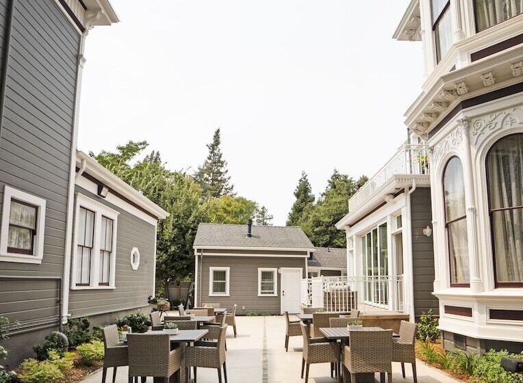 تختخواب و صبحانه The Mcclelland House