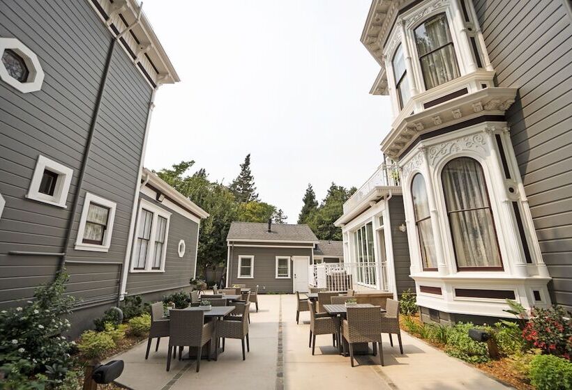 تختخواب و صبحانه The Mcclelland House