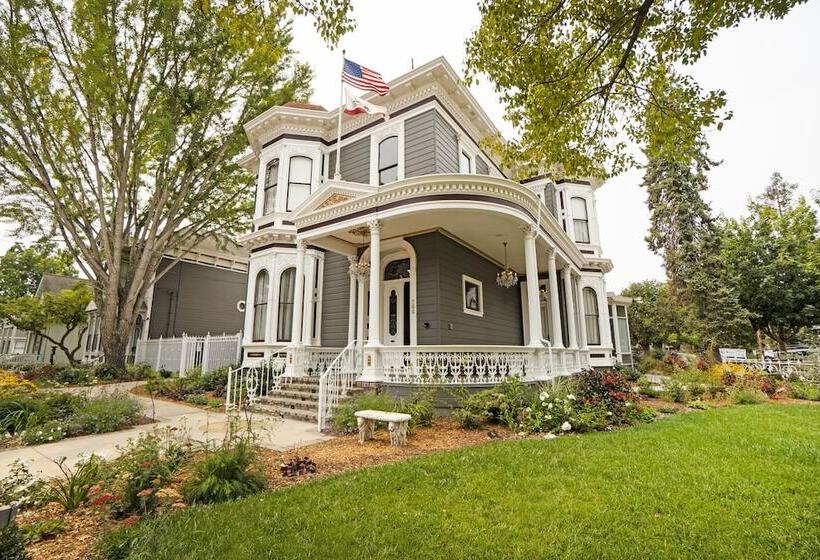 تختخواب و صبحانه The Mcclelland House