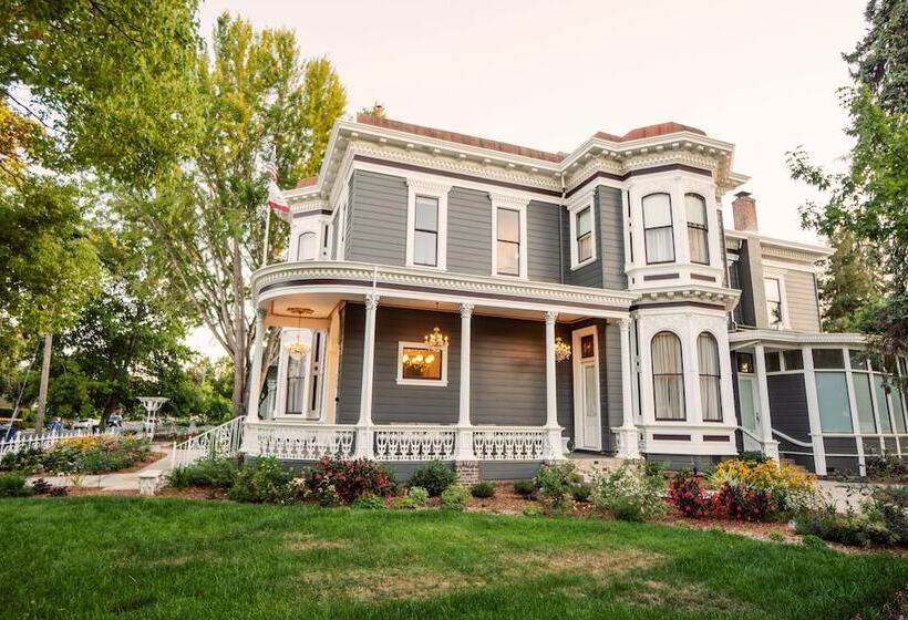 تختخواب و صبحانه The Mcclelland House