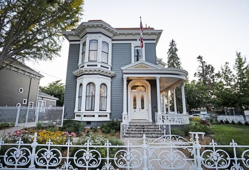تختخواب و صبحانه The Mcclelland House