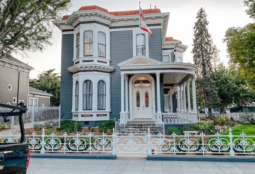 تختخواب و صبحانه The Mcclelland House