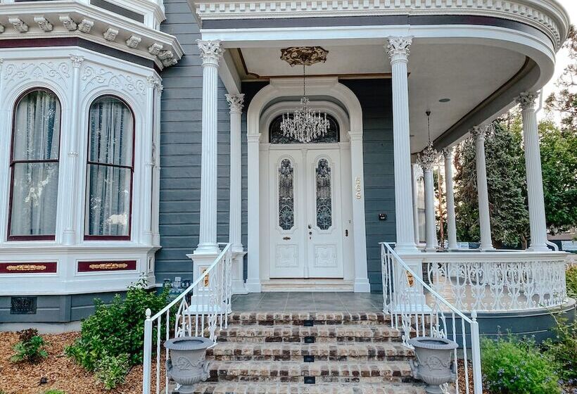 تختخواب و صبحانه The Mcclelland House