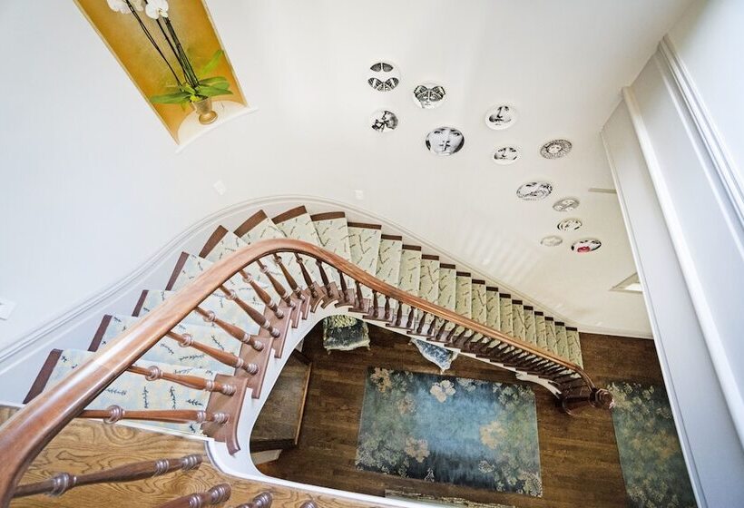 تختخواب و صبحانه The Mcclelland House