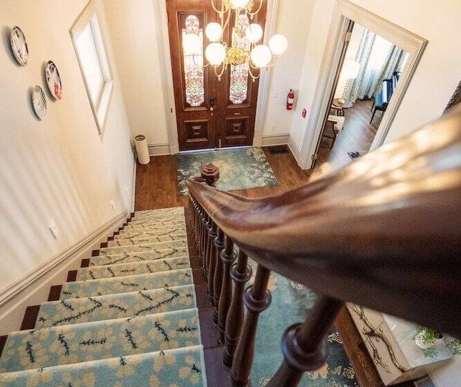 تختخواب و صبحانه The Mcclelland House