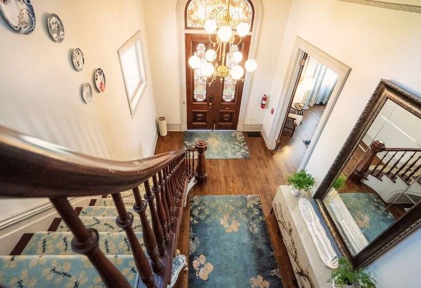 تختخواب و صبحانه The Mcclelland House