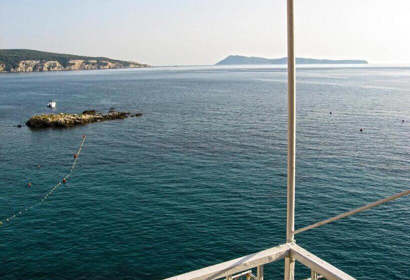 ホテル Apartments And Rooms By The Sea Komiza, Vis   2431