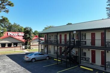 هتل Travelers Inn