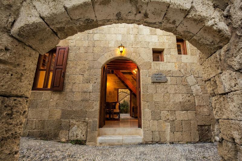 בית מלון כפרי Camelot Traditional & Classic