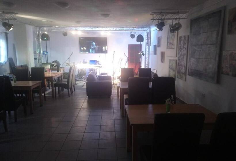 فندق Penzion A Restaurace Na Jízdárně