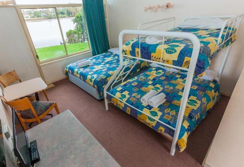 Moruya Waterfront Hotel Motel