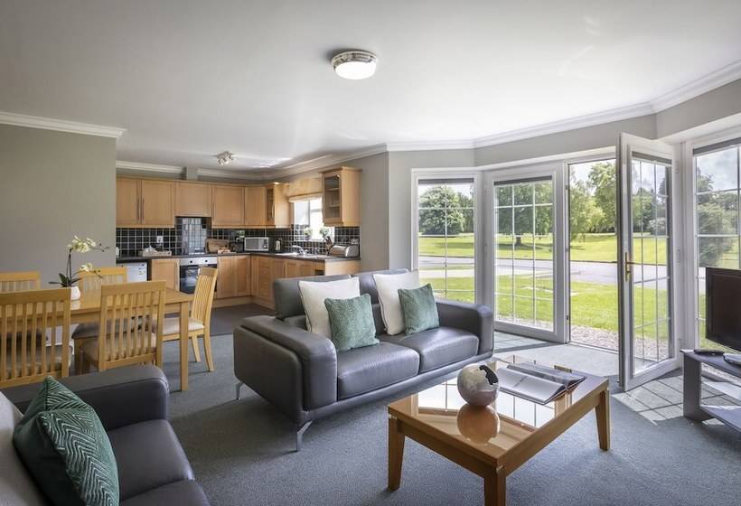 בית מלון כפרי The Flesk River Apartments