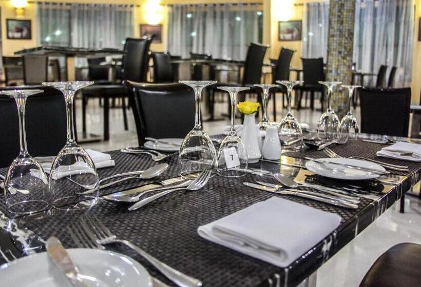 هتل Mika Convention Center Meanwood