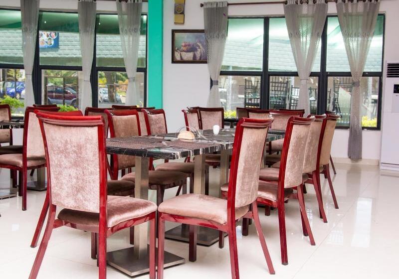 هتل Mika Convention Center Meanwood