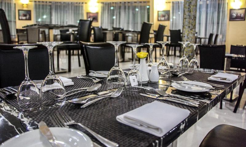 هتل Mika Convention Center Meanwood
