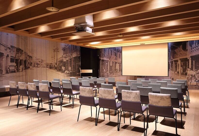 هتل The Place Tainan