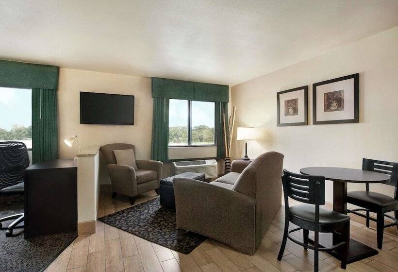 فندق Travelodge By Wyndham Livonia