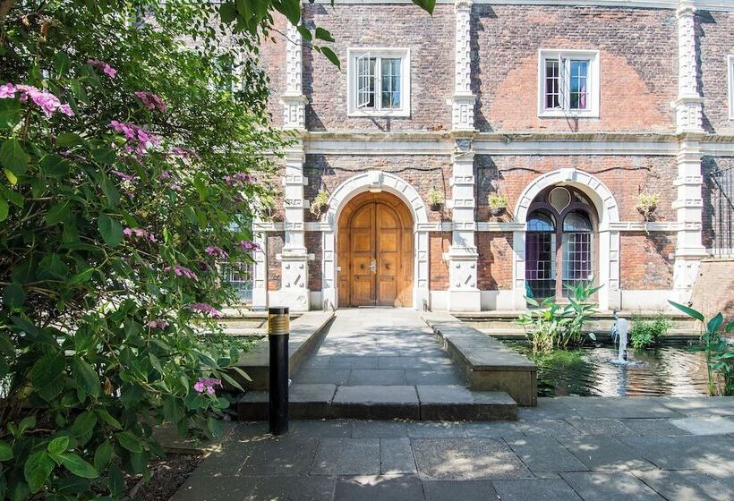 هاستل Safestay London Kensington Holland Park