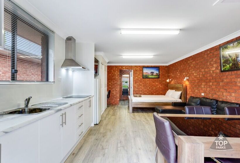 בית מלון כפרי Fossicker Caravan Park