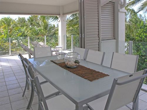 酒店 Island Views Beachfront Apartments