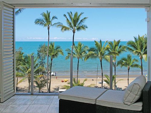 酒店 Island Views Beachfront Apartments