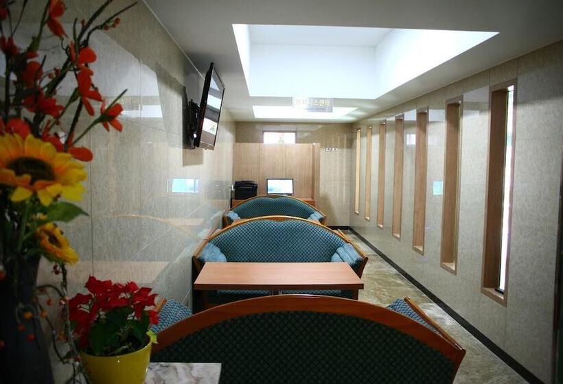 Отель Metro Pol Tourist