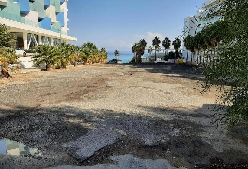 هتل Vrissaki Beach