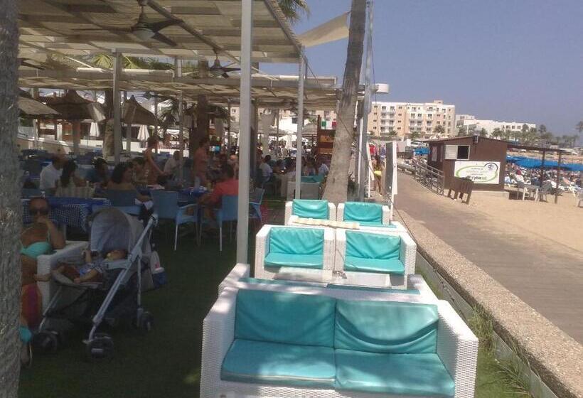 هتل Vrissaki Beach