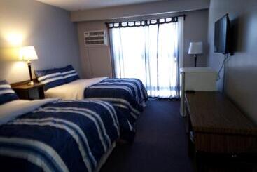 Tobermory Inn & Suites