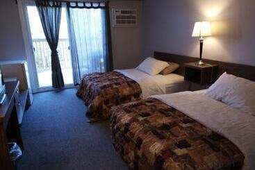 Tobermory Inn & Suites