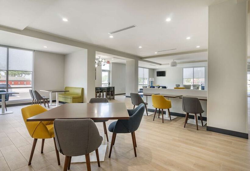 Отель Comfort Inn & Suites New Port Richey Downtown District