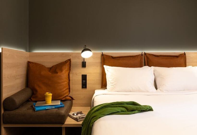 هتل Moxy Plymouth