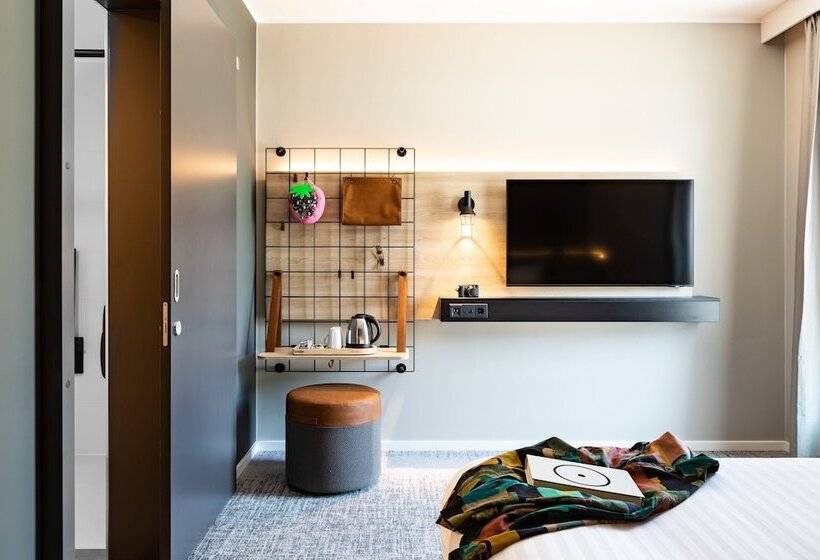هتل Moxy Plymouth